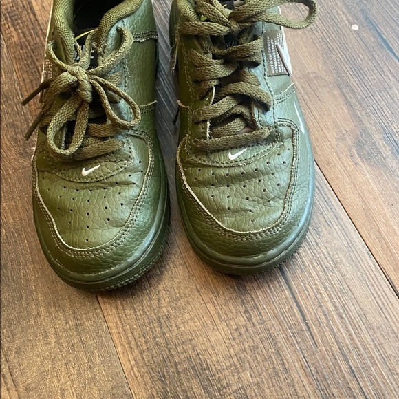 Nike Olive Green Sneakers with White Logo - Picture 6 of 8